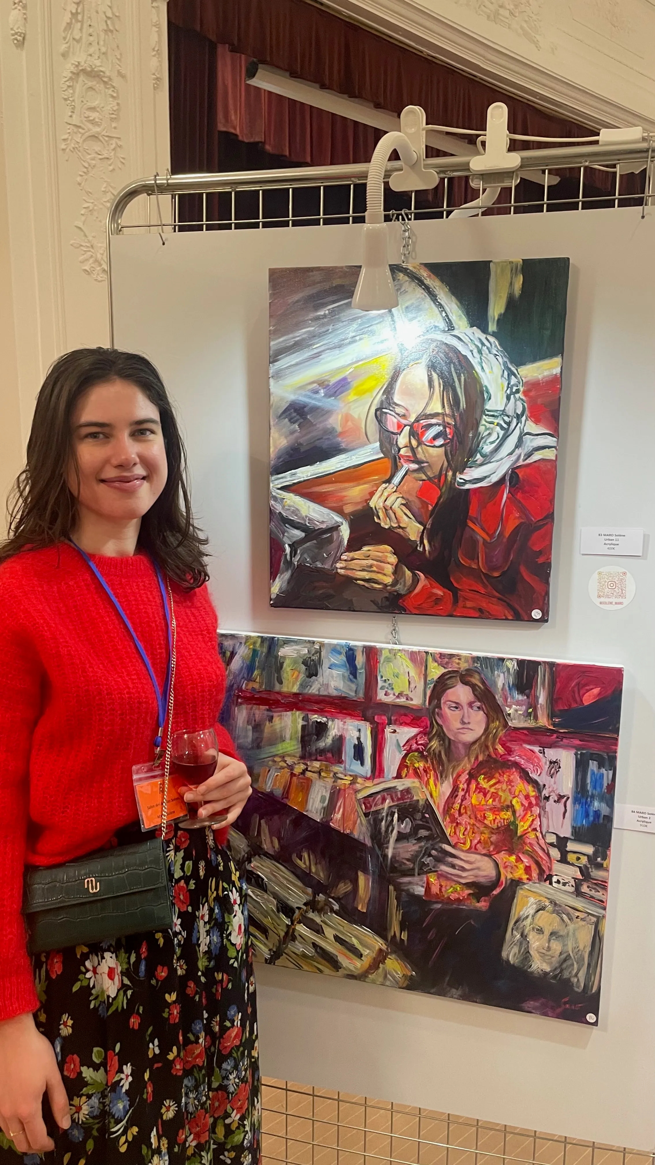 Solène Maro exhibiting her paintings